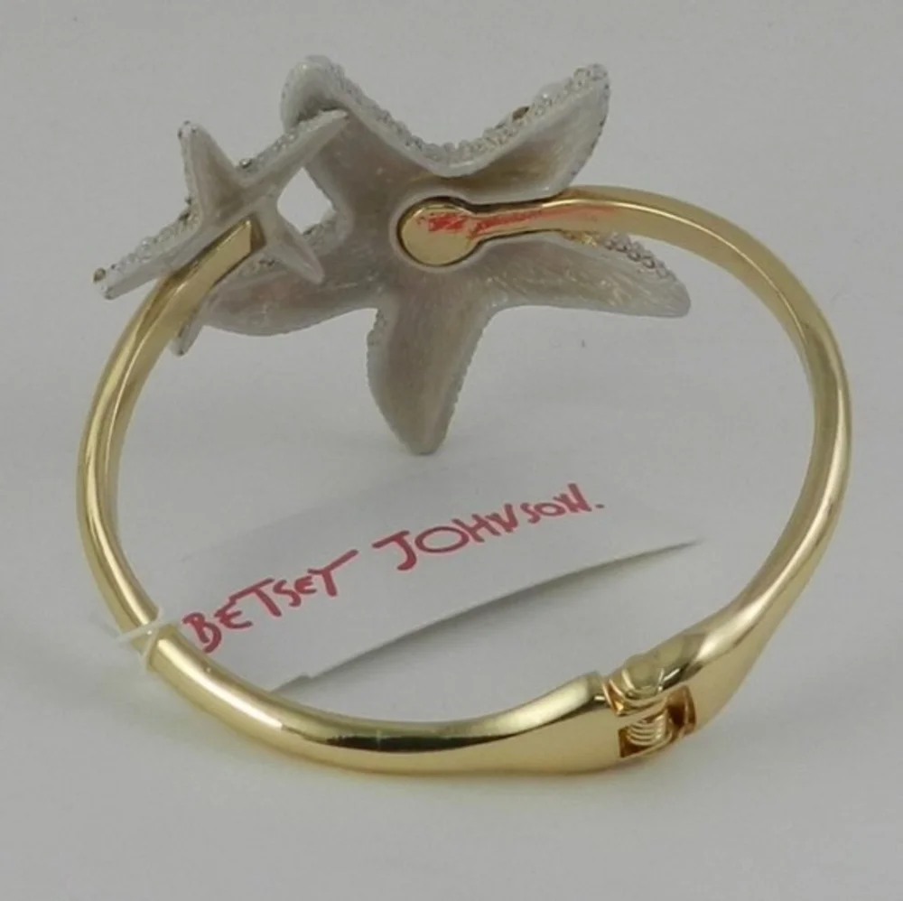 🤍▪️Betsey Johnson ▪️Betsey Johnson Starfish Hinged Bangle Bracelet
